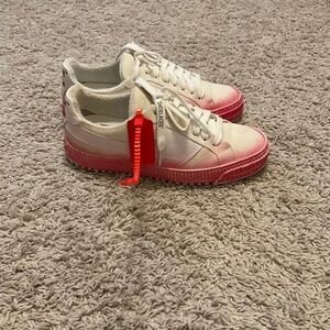 OFF-WHITE SUEDE AND LEATHER ARROW LOW TOP SNEAKERS. COLOR: PINK WHITE. SIZE: 37